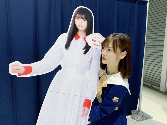 齋藤飛鳥のパネルを持って帰ろうとする山下美月(提供写真)