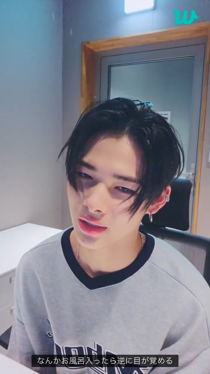 ENHYPEN「Weverse」生配信の様子(P)&(C) BELIFT LAB Inc.