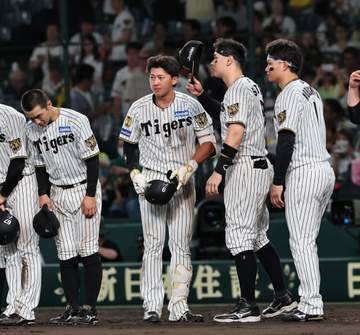 4三振の阪神・立石が悔し涙「悔しいです」九回2死で空振り三振、最後の打者に 瞳を潤ませてベンチに下がる