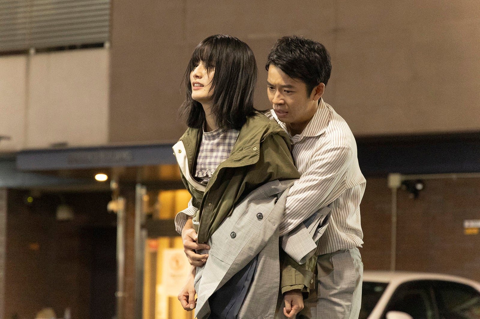 橋本愛、仲野太賀「新宿野戦病院」第10話より（C）フジテレビ