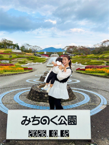 仙台在住の小松彩夏、1歳息子と"モノトーンコーデ"で秋の公園を満喫「息子も大興奮！！」