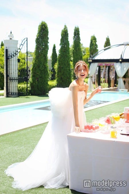 ふんわりとしたテールが印象的なドレス