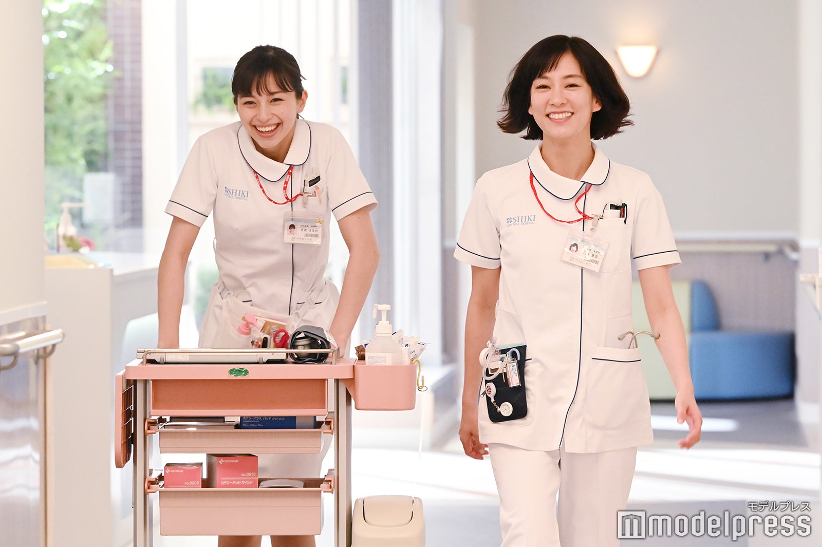 中条あやみ、水川あさみ（C）日本テレビ