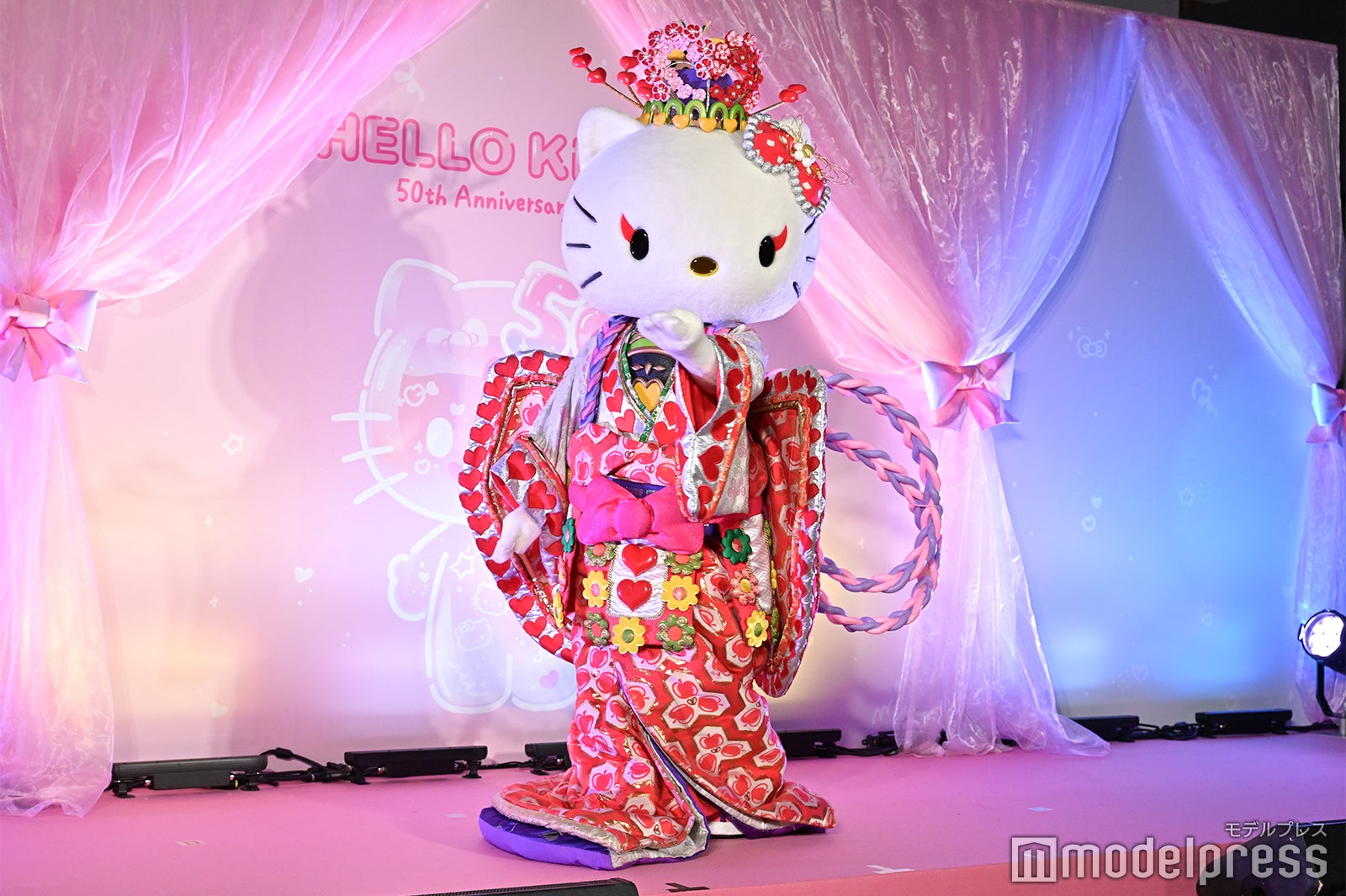 舞うハローキティ（C）モデルプレス