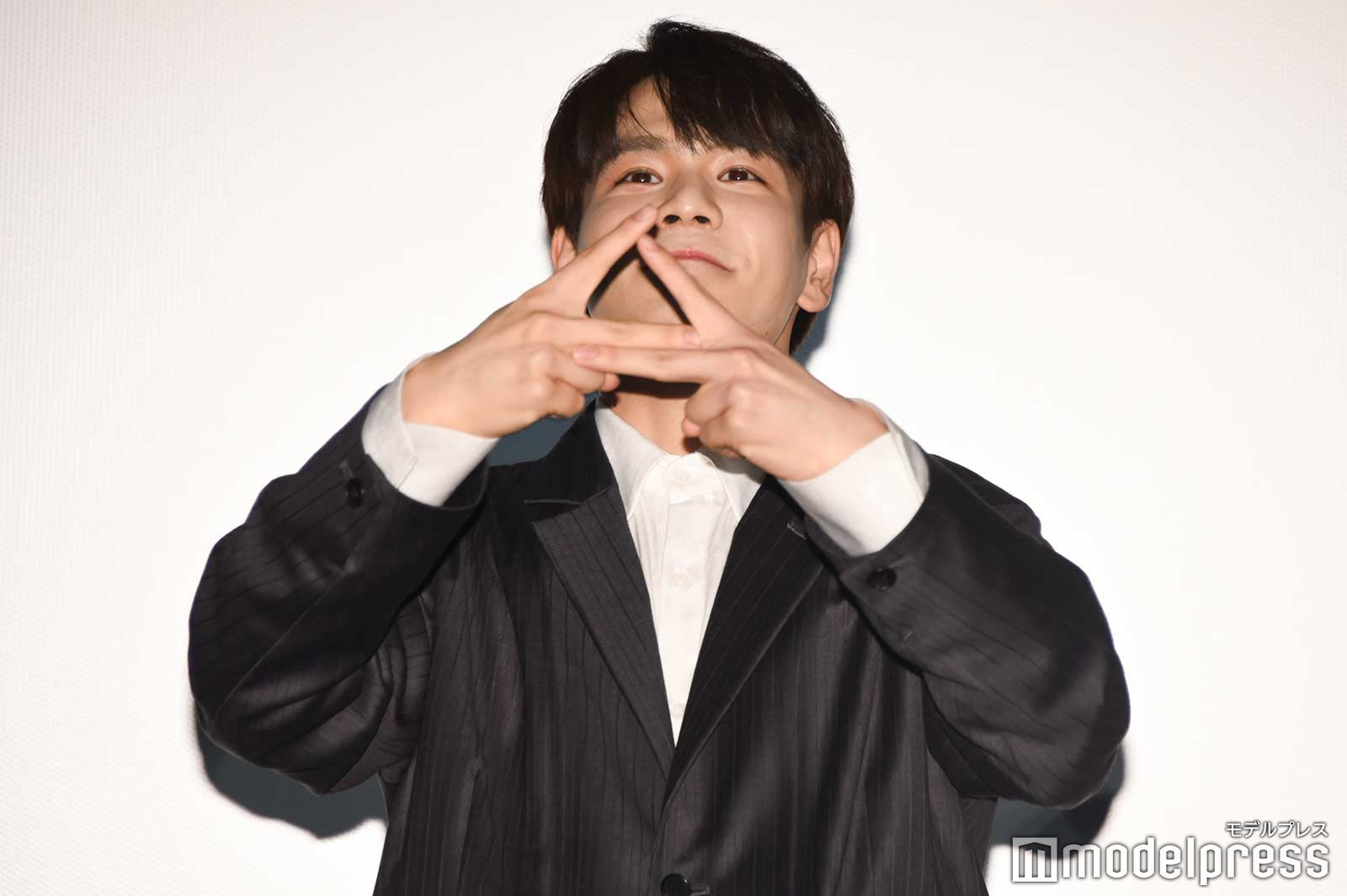 JO1ポーズをする豆原一成 （C）モデルプレス