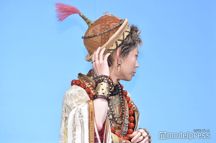 ポイントは帽子とアピールする菅田将暉(C)モデルプレス