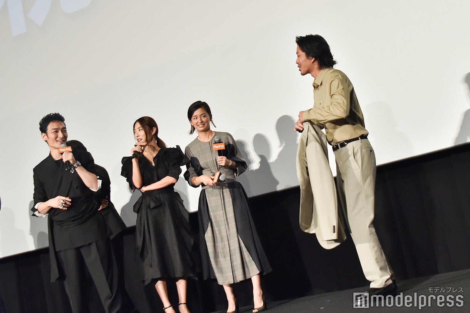 若葉竜也（右）に劇中シーンの再現を「やって！やって！」とリクエストする草なぎ剛（左） （C）モデルプレス