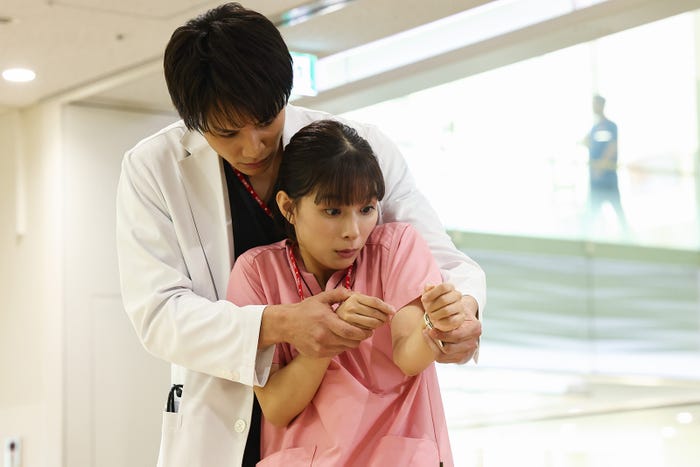 鈴木伸之、芳根京子「まどか26歳、研修医やってます!」(C)TBS