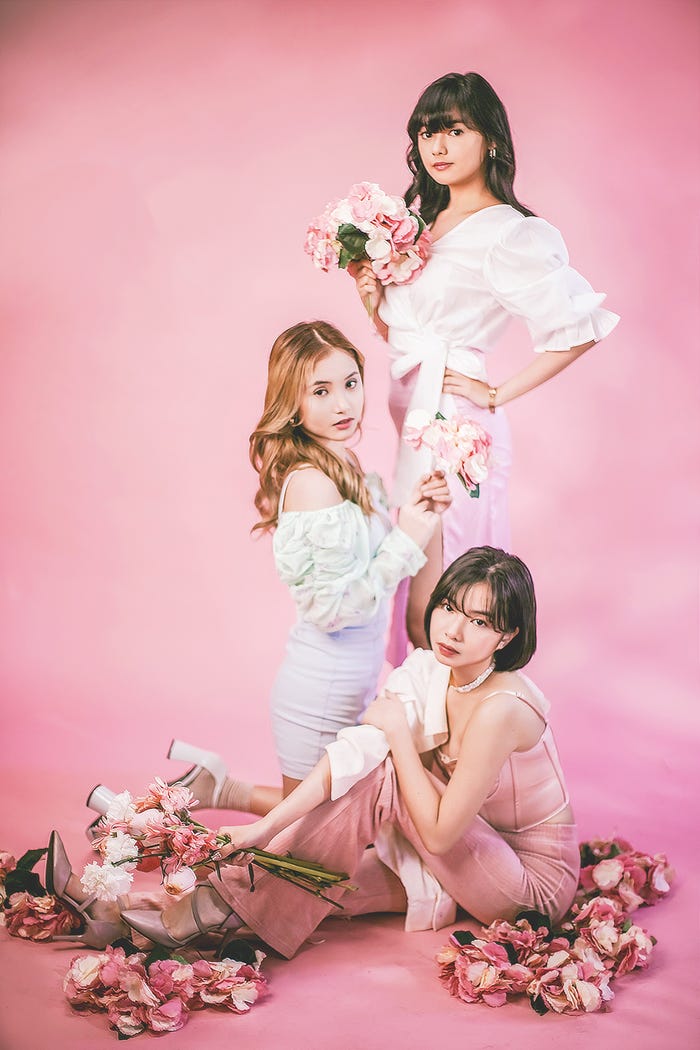 Baby Blueメンバービジュアル(AMY、COLEEN、JAN)(C)HHE