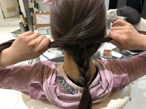 上の髪を交差させます。