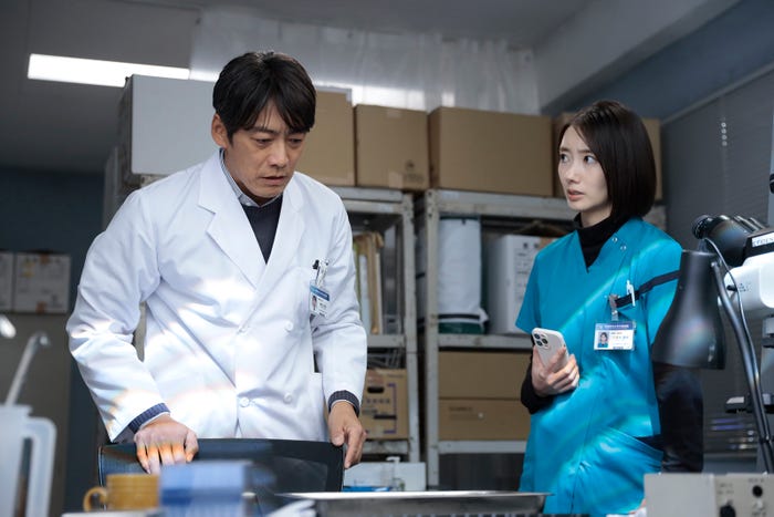 反町隆史、波瑠「グレイトギフト」第7話より(C)テレビ朝日