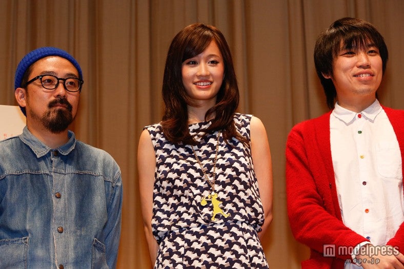 （中央）前田敦子