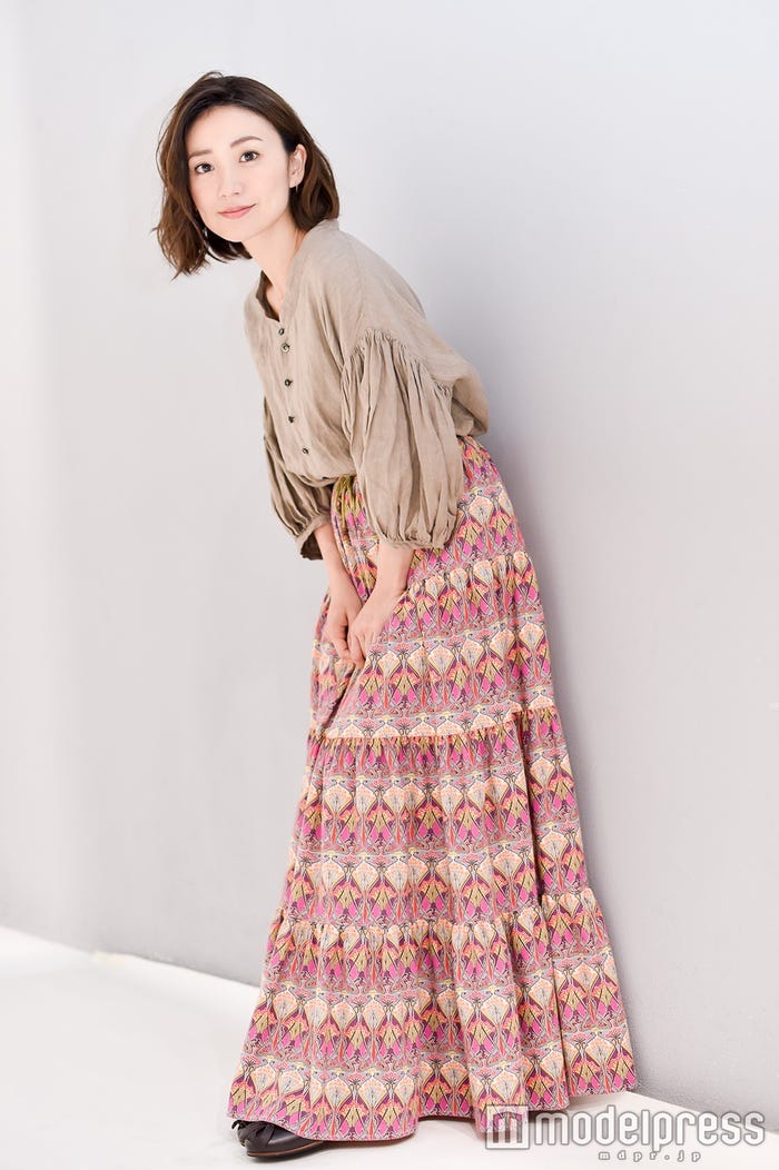 大島優子(C)モデルプレスブラウス/suzuki△takayuki(スズキ△タカユキ)スカート/SARAHWEAR△JIYUGAOKA(サラウェア△自由が丘店)ピアス、ネックレス/CASUCA(カスカ)
