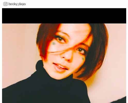 ベッキーの“地鶏”ショットに反響 濃いめセルフメイクが「いい女」「可愛すぎ」