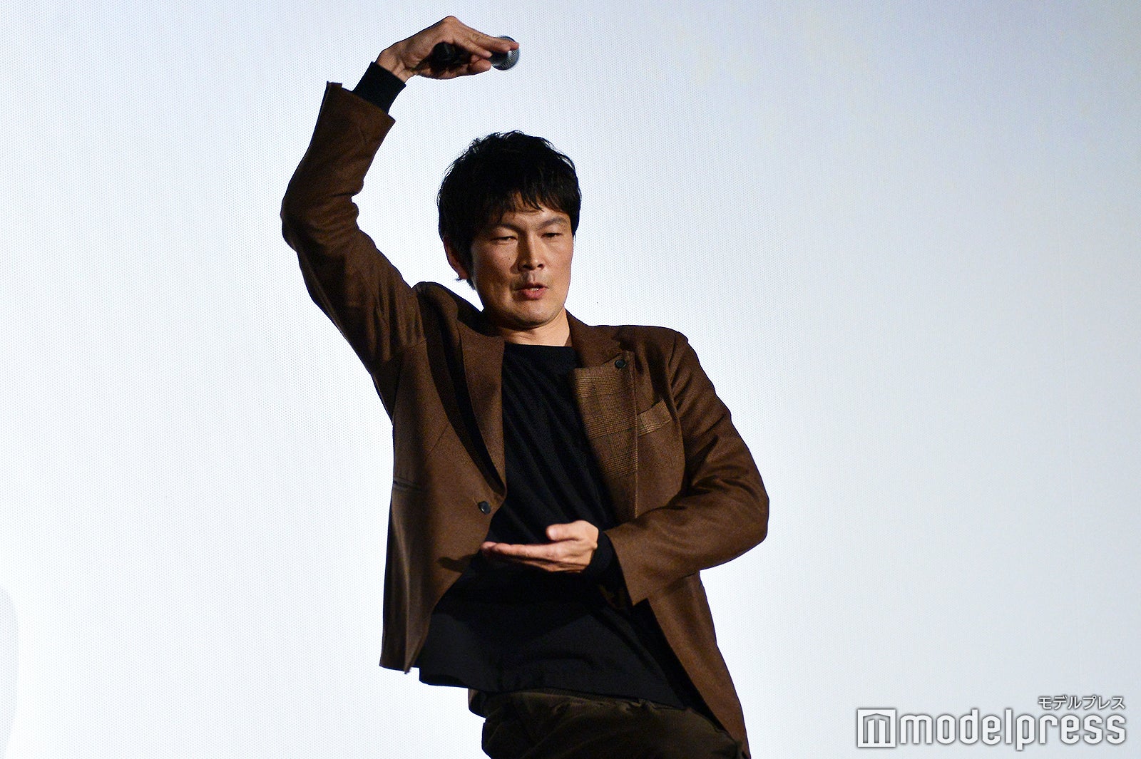 中島健人に厄払いポーズをさせられた丸山智己（C）モデルプレス