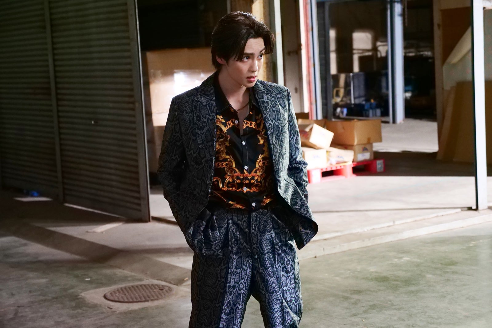 THE RAMPAGE吉野北人、サラリーマンと元ヤクザの“真逆な姿”捉えた新カット3枚解禁 監督の絶賛コメントも到着「実はコメディがとても巧い方」【昨夜は殺れたかも】