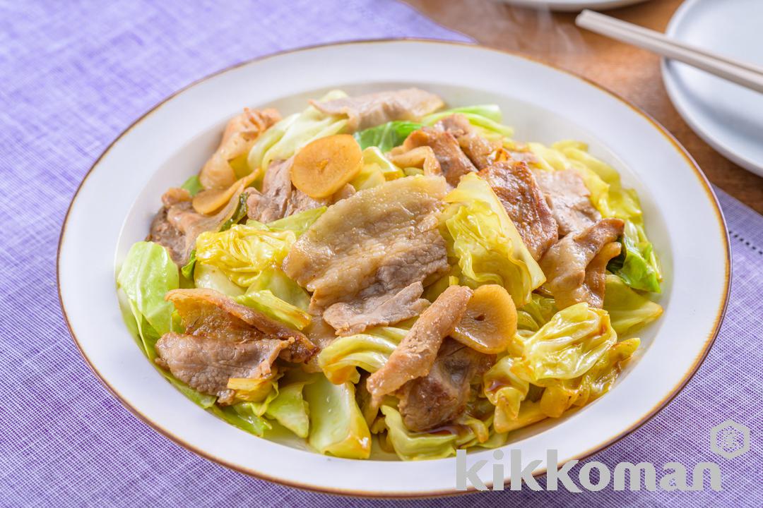 「豚バラキャベツのしぼ生炒め」（提供写真）