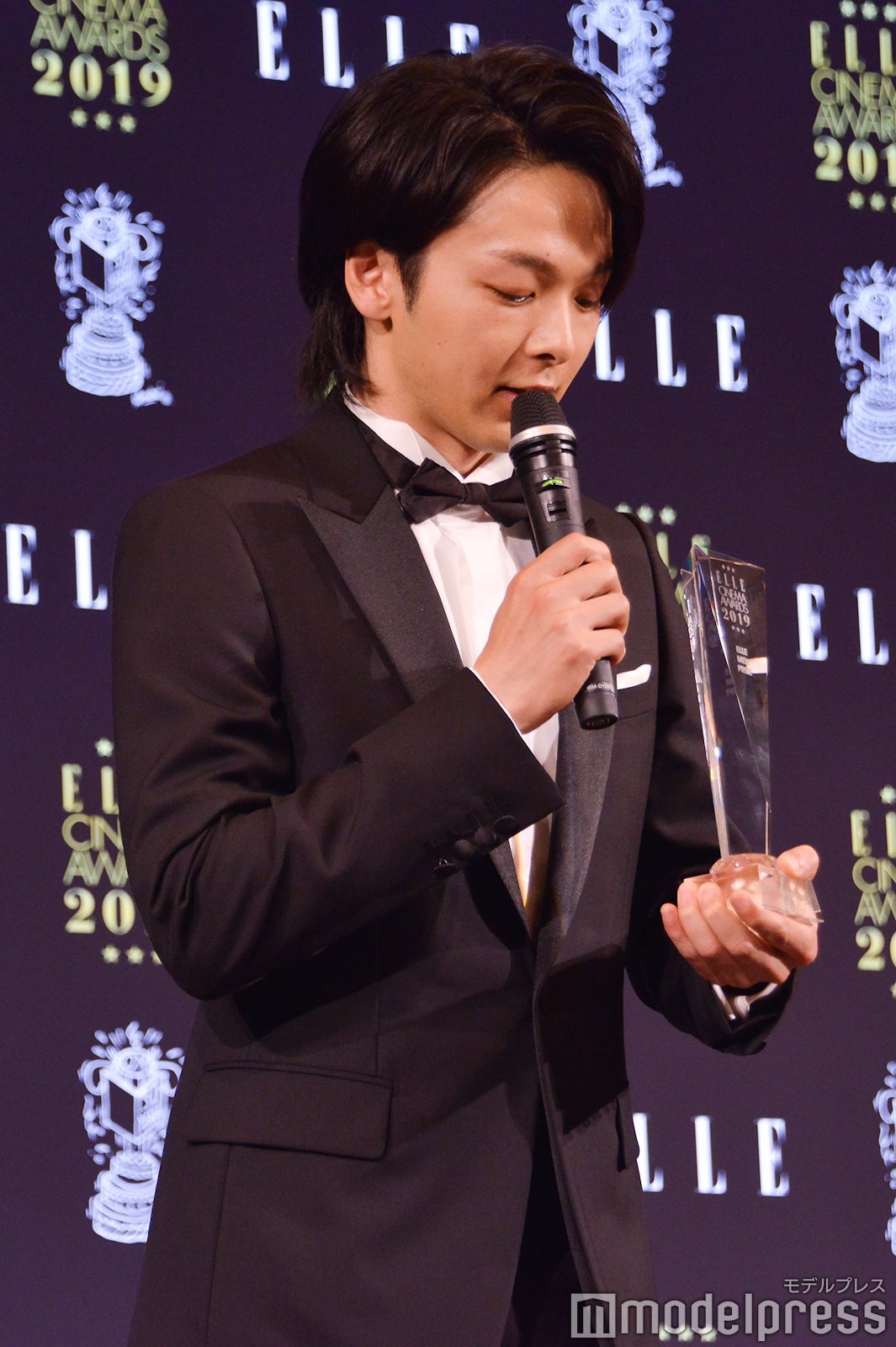 トロフィーを見つめる中村倫也 （C）モデルプレス