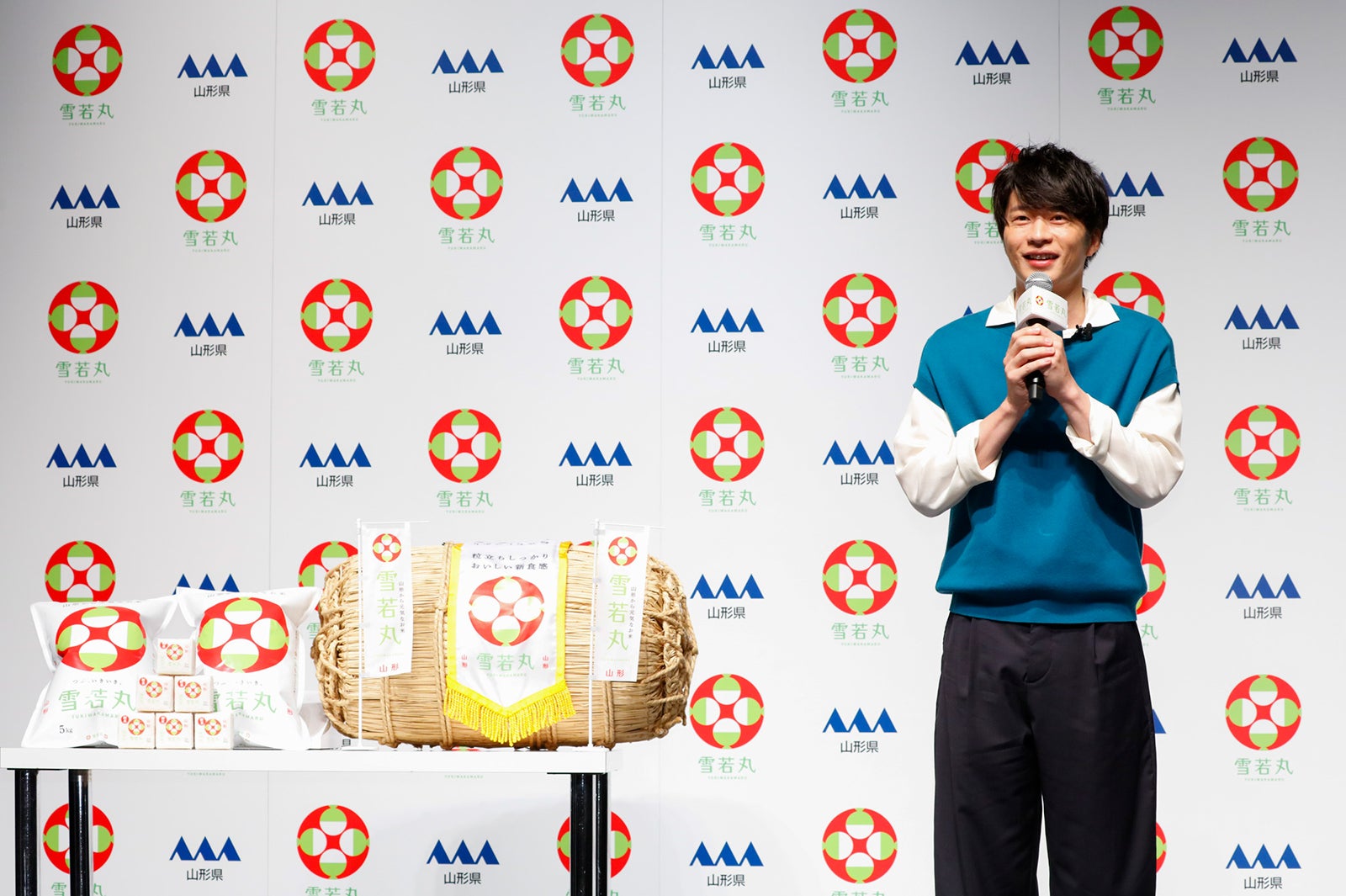 新米と田中圭（提供写真）