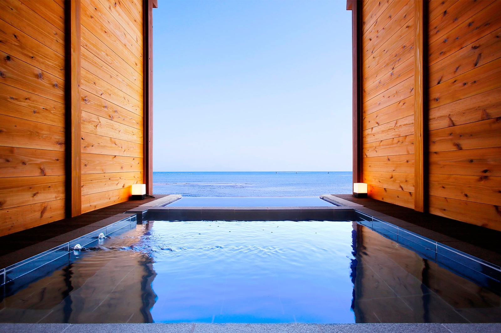 海と空に浮かぶ 海音～かのん／画像提供：ホテル南風楼