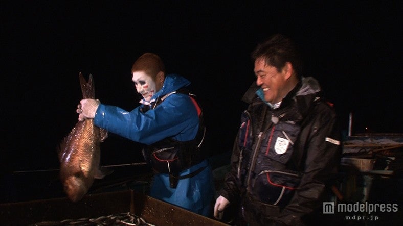 駿河湾の海の幸と格闘する樽美酒研二