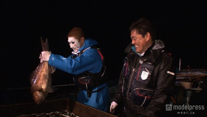 駿河湾の海の幸と格闘する樽美酒研二