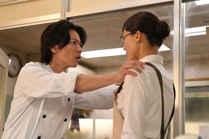 佐藤健、綾瀬はるか/「義母と娘のブルース」第8話より(C)TBS