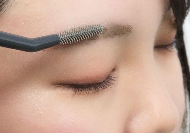 眉毛をととのえる眉毛用ブラシ　使用例