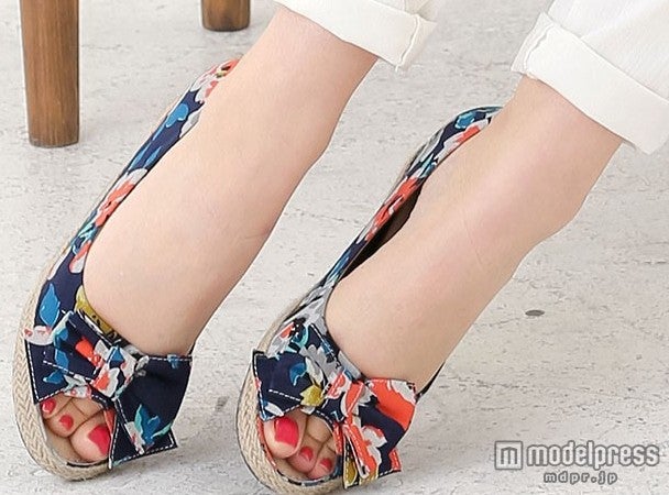 花柄ネイビーのオープントゥリボンパンプス「KOBE LETTUCE」2,590円（税込）