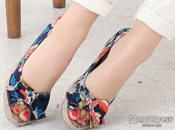 花柄ネイビーのオープントゥリボンパンプス「KOBE LETTUCE」2,590円(税込)