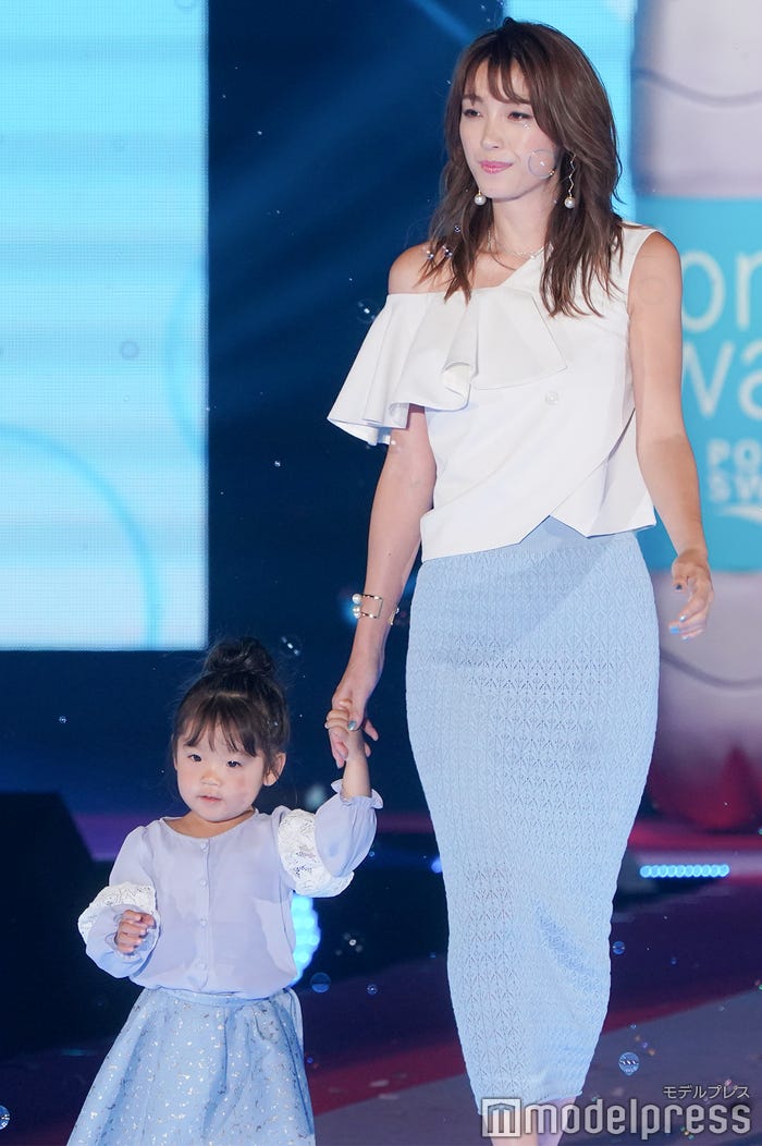 次女と歩いた木下優樹菜(右)はワンショルダートップスを着こなし (C)モデルプレス