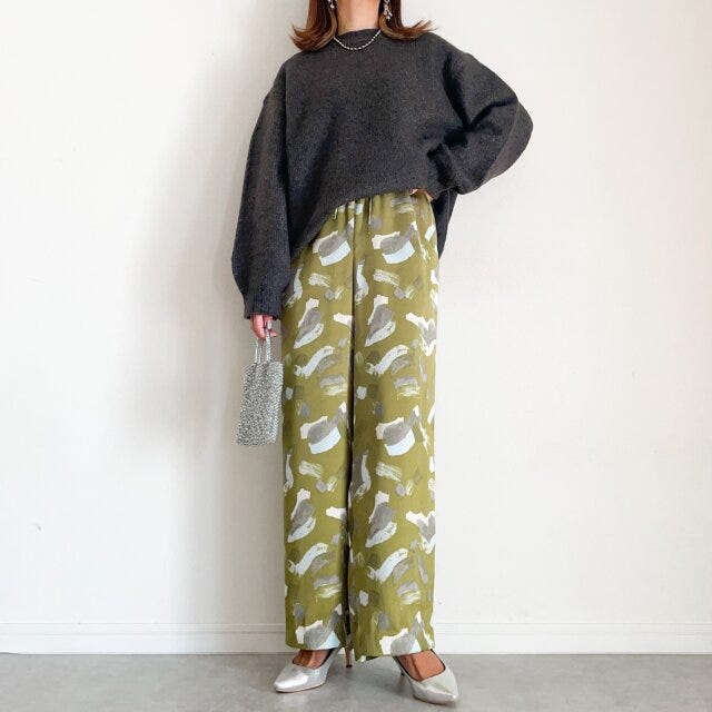 グレーと色柄物を合わせておしゃれ度アップ