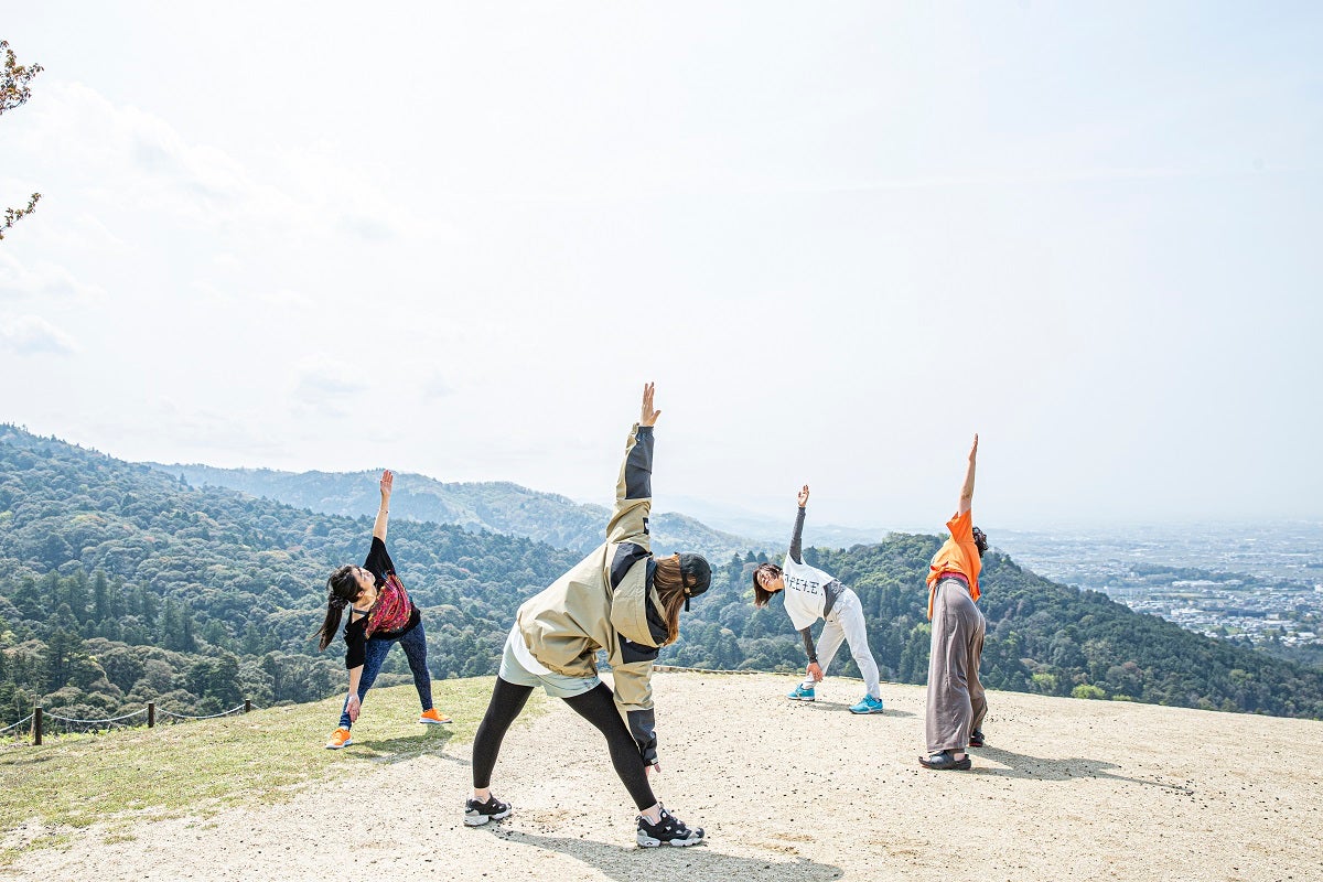 若草山山頂ヨガ／画像提供：ディライト