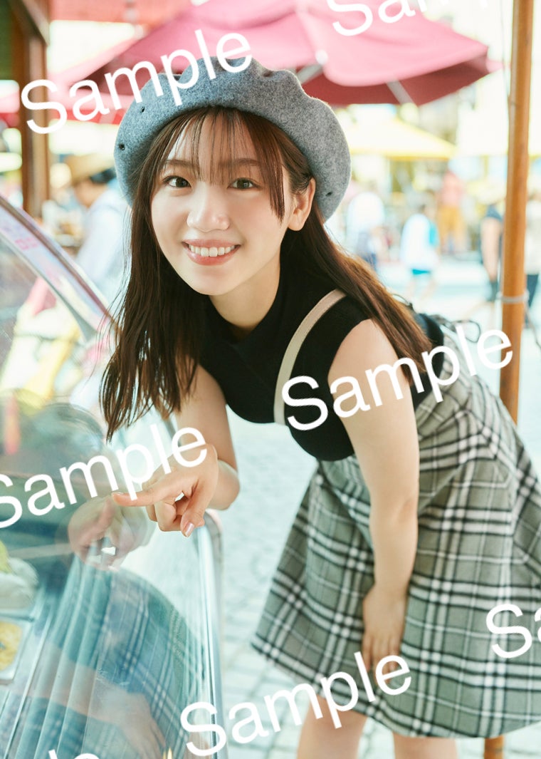 日向坂46佐々木美玲、波と戯れる大人なドレス姿 1st写真集先行