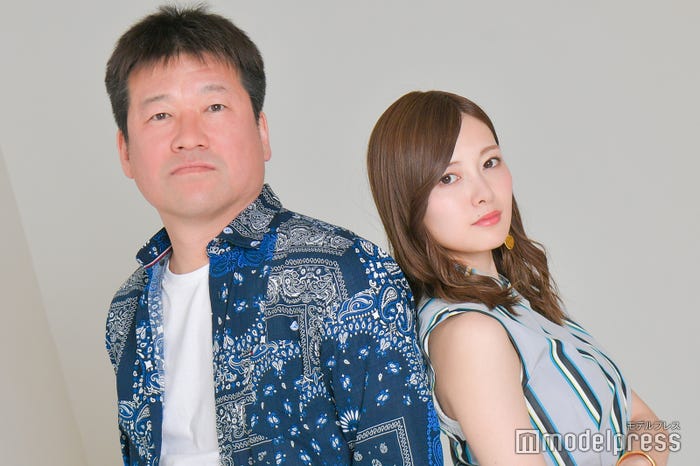 佐藤二朗、白石麻衣(C)モデルプレス