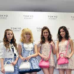 （左から）E-girlsのShizuka、Ami、藤井夏恋、藤井萩花