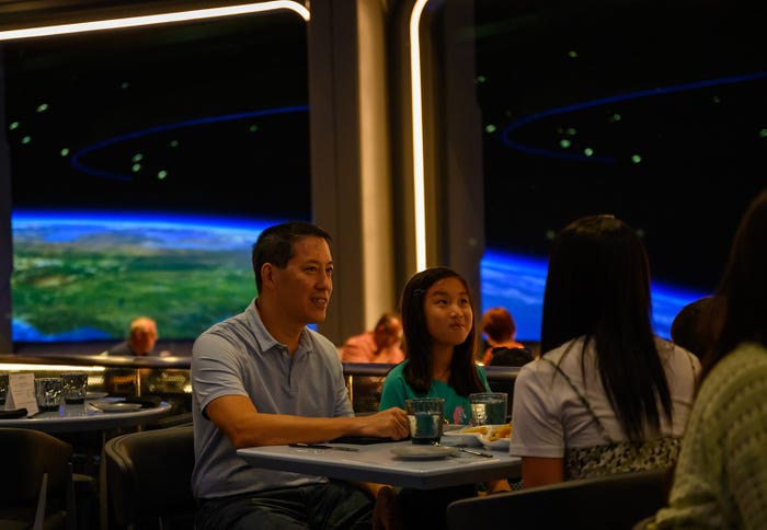 スペース220レストラン(C)Disney