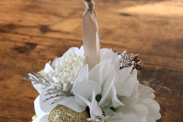 ホワイトアレンジボール　リボンテープ