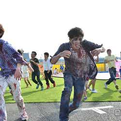 オマツリランド内に突如現れ、襲いかかるゾンビ