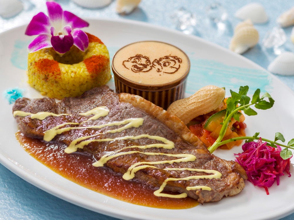 センターストリート・コーヒーハウス／ステーキプレート サーロインステーキ140 g: \2,480／サーロインステーキ210 g: \2,980（C）Disney