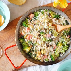フライパンで簡単!野菜とベーコンのヘルシーリゾットレシピ