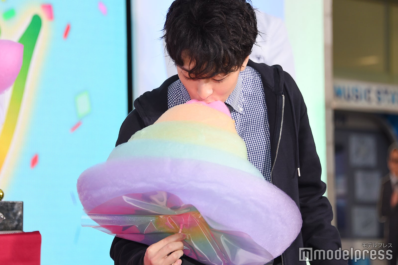 わたあめにかぶりつく高杉真宙 （C）モデルプレス