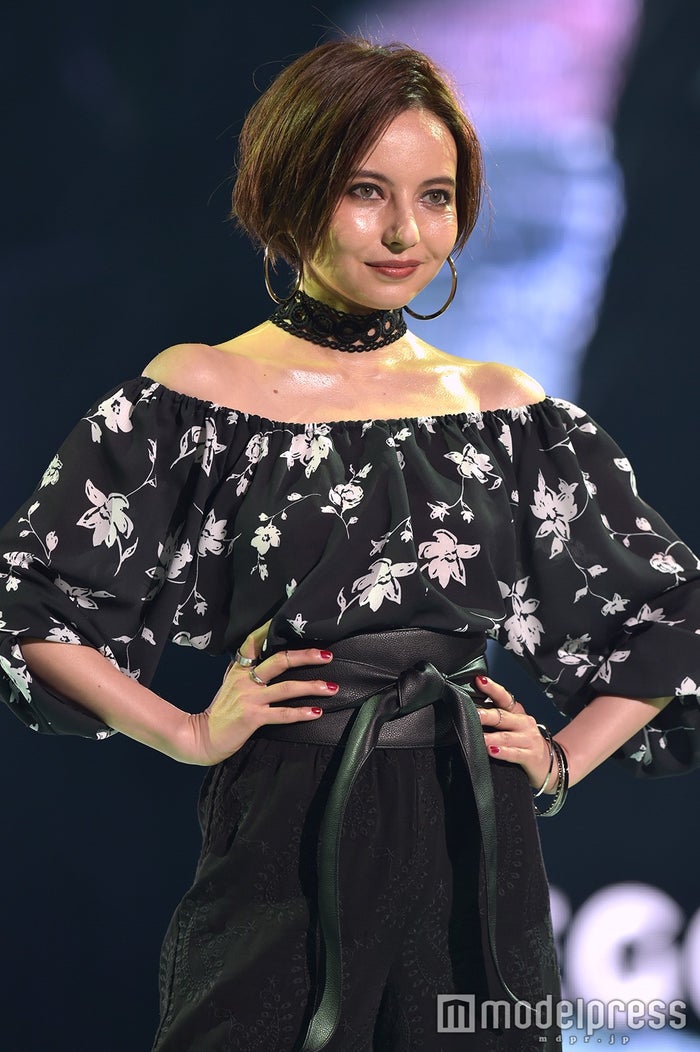 大人セクシーな 新生ベッキー にドキッ 肩 背中を大胆見せ 神コレ17s S モデルプレス 大人セクシーな 新生ベッキー にドキッ 肩 背中を大胆見せ 神コレ17s S モデルプレス