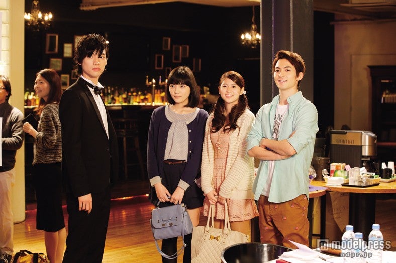 （左から）福士蒼汰、川口春奈、西崎莉麻、永瀬匡