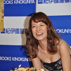 バースデーケーキに笑顔を見せるスザンヌ