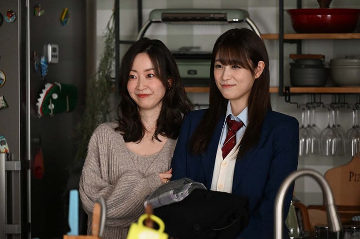 黒川智花、高橋ひかる「リビングの松永さん」第10話より(C)カンテレ