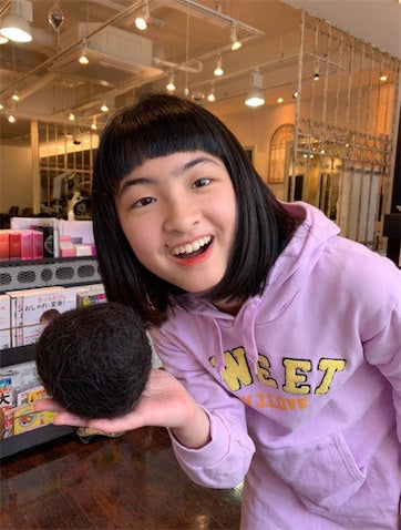 「別人!?」毛玉を手にした12歳の少女→衝撃イメチェンでアイドルデビュー「8度見くらいした」