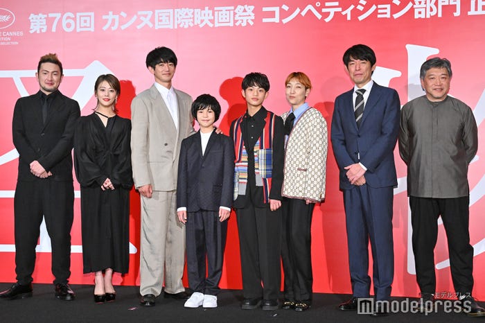 (左より)中村獅童、高畑充希、永山瑛太、柊木陽太、黒川想矢、安藤サクラ、坂元裕二氏、是枝裕和監督(C)モデルプレス