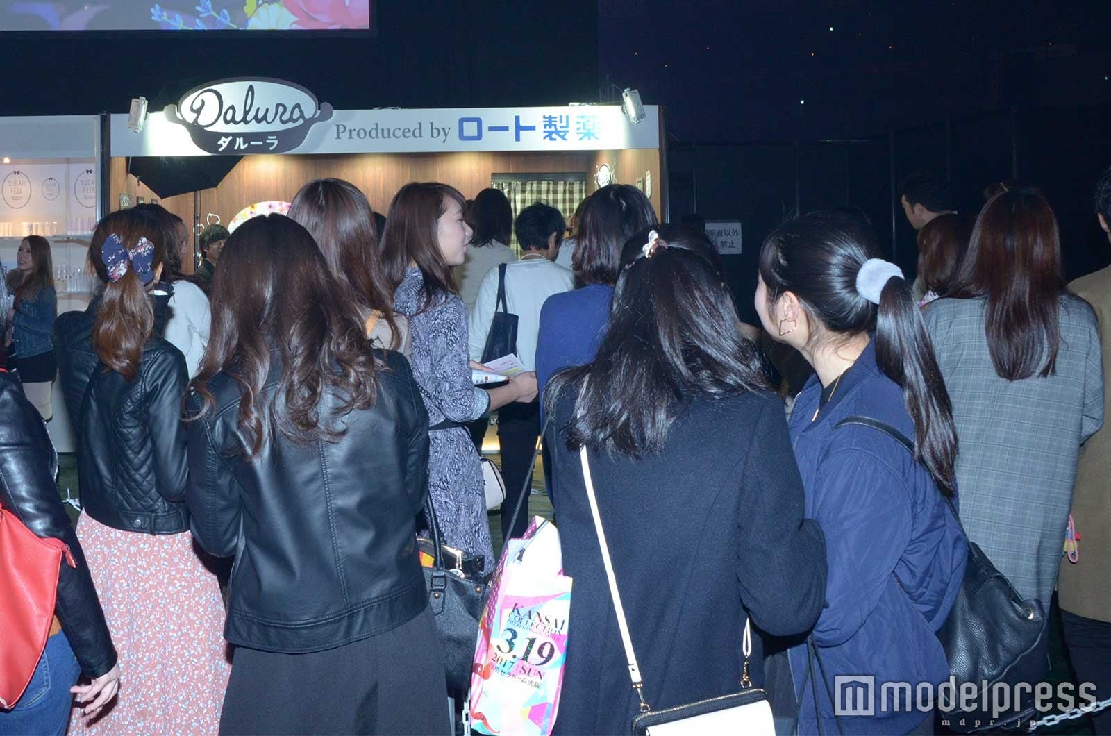 ブースは大勢の人で賑わい （C）モデルプレス