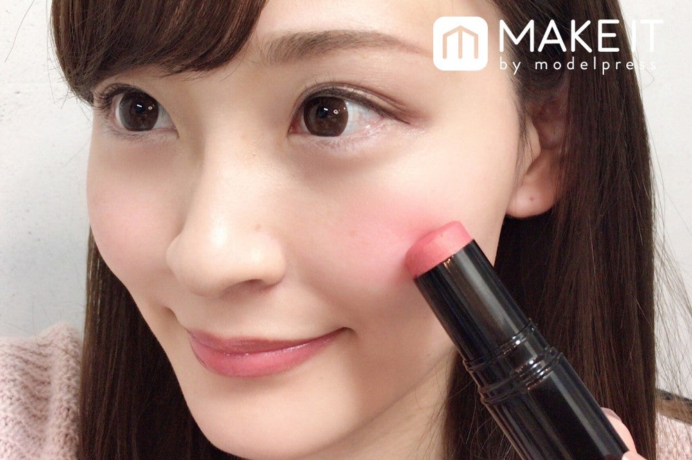 スティックタイプのクリームチークをさっとひと塗り (C)メイクイット